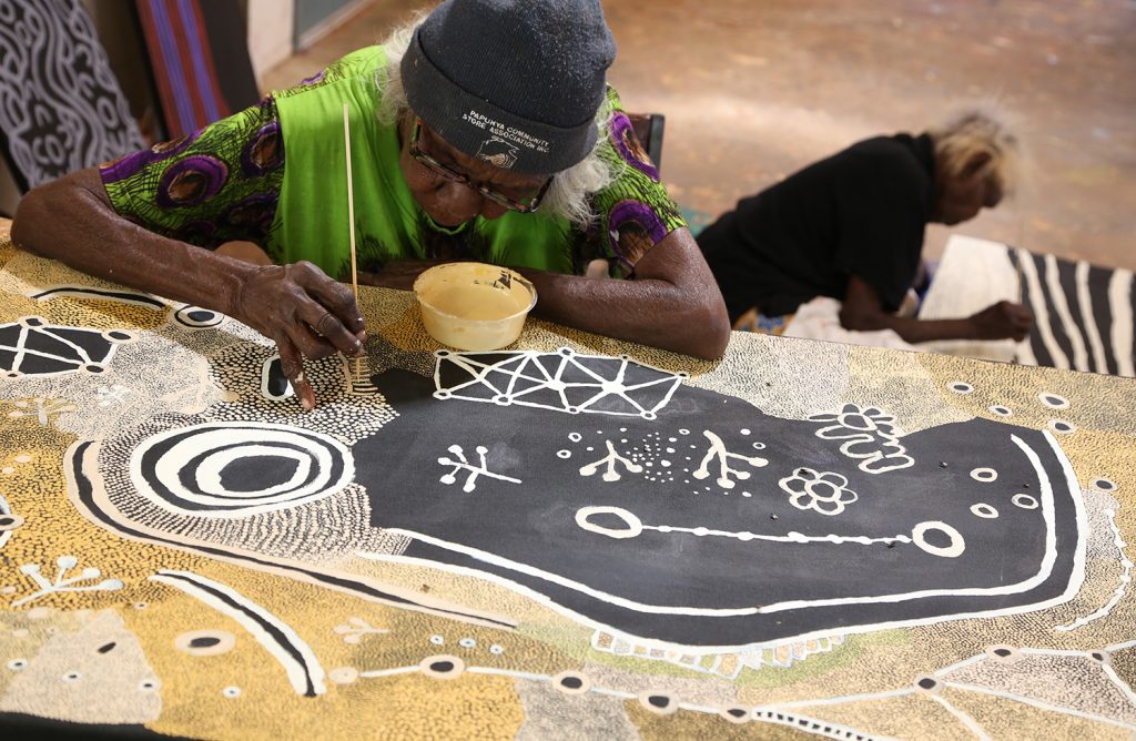 Martha MacDonald Napaltjarri at Papunya, 2015 - Photo Helen Puckey