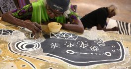 Martha MacDonald Napaltjarri at Papunya, 2015 - Photo Helen Puckey