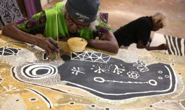 Martha MacDonald Napaltjarri at Papunya, 2015 - Photo Helen Puckey