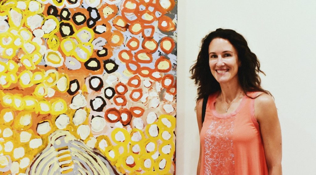 Solenne Ducos-Lamotte with painting by Harry Tjutjuna at the Art Gallery of NSW © Le Courrier Australien - Photo Audrey Couppé de Kermadec