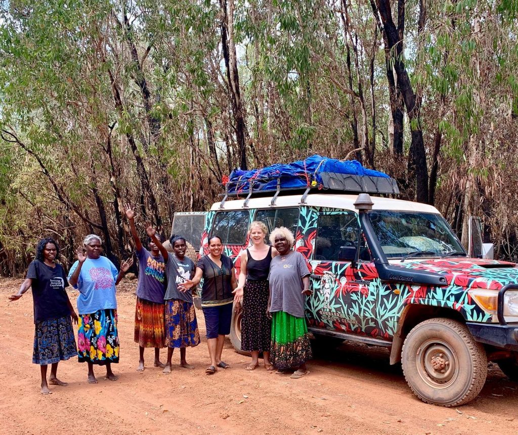 Starting the trip from Maningrida to Paris / Depart du grand voyage pour Paris - Deborah Wurrkidj, Elizabeth Kala Kala, Jennifer Wurrkidj, Jacinta Lamilami, Jessica Phillips, Ingrid Johanson, Janet Marawarr - Photo Babbarra Women's Centre