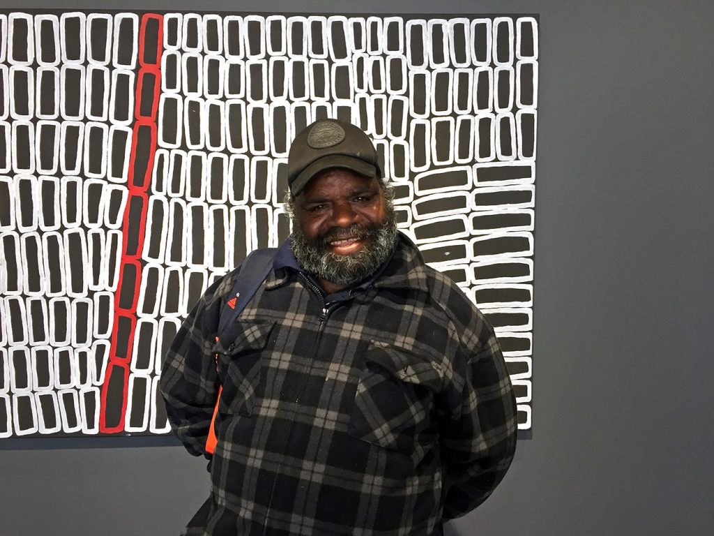 Artist Walala Tjapaltjarri in front of his work - Photo Fondation Opale